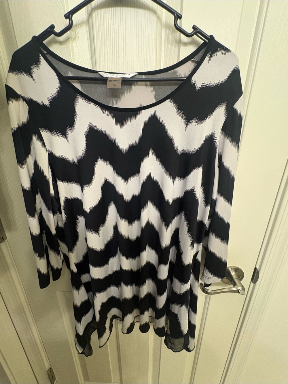 1X- Peter Nygard Black and White Zigzag Long Sleeve Tunic